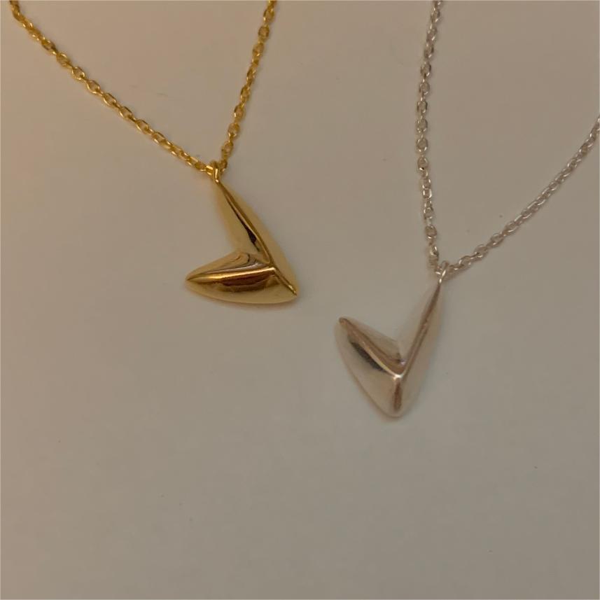 Collana Minimalista a V Irregolare in Argento Sterling 925 con Dettaglio Geometrico