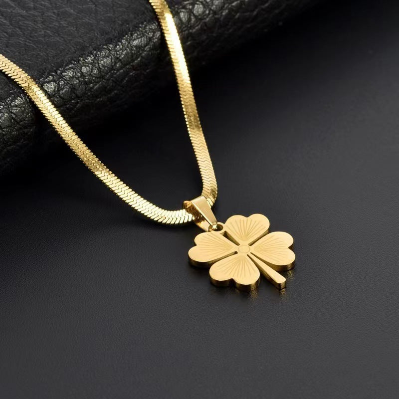 Collar con colgante de trébol de cuatro hojas minimalista para mujer en acero titanio con acabado láser y superficie chapada