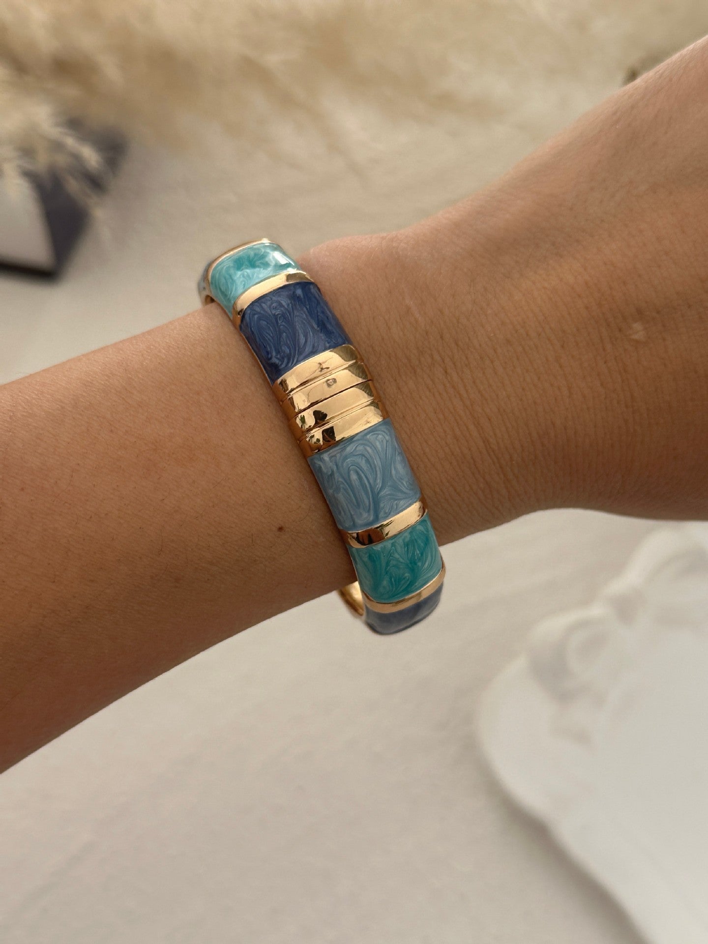 Bracciale rotondo in lega a scacchi geometrici con gocce d'olio colorate