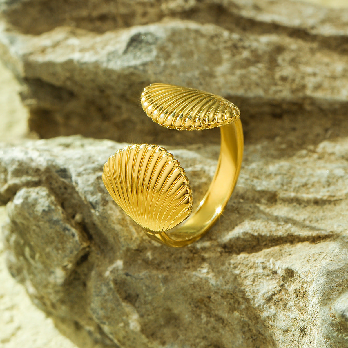Anillo de mujer de acero inoxidable chapado en oro de 18 quilates con forma de concha de estilo natural y estética de vacaciones en el océano