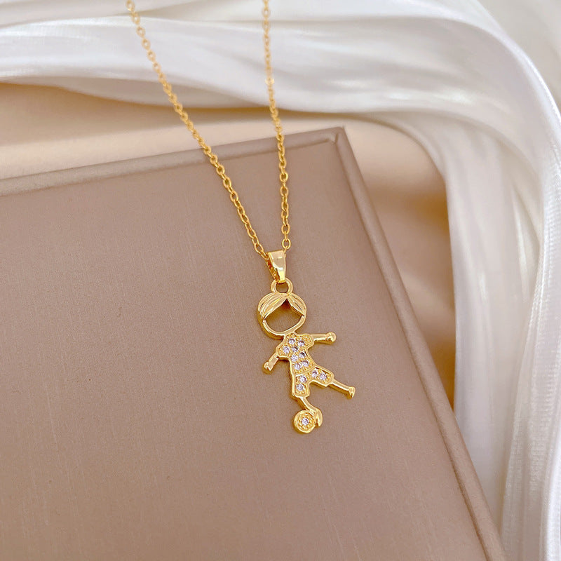 Collana con ciondolo a forma di pallone da calcio geometrico minimalista per uomo e donna in acciaio inossidabile con accenti di strass su delicata catena a clavicola