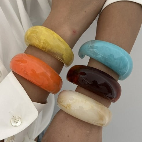 Bracciale Irregolare Geometrico Acrilico a Goccia con Superficie Testurizzata Astratta Multicolore
