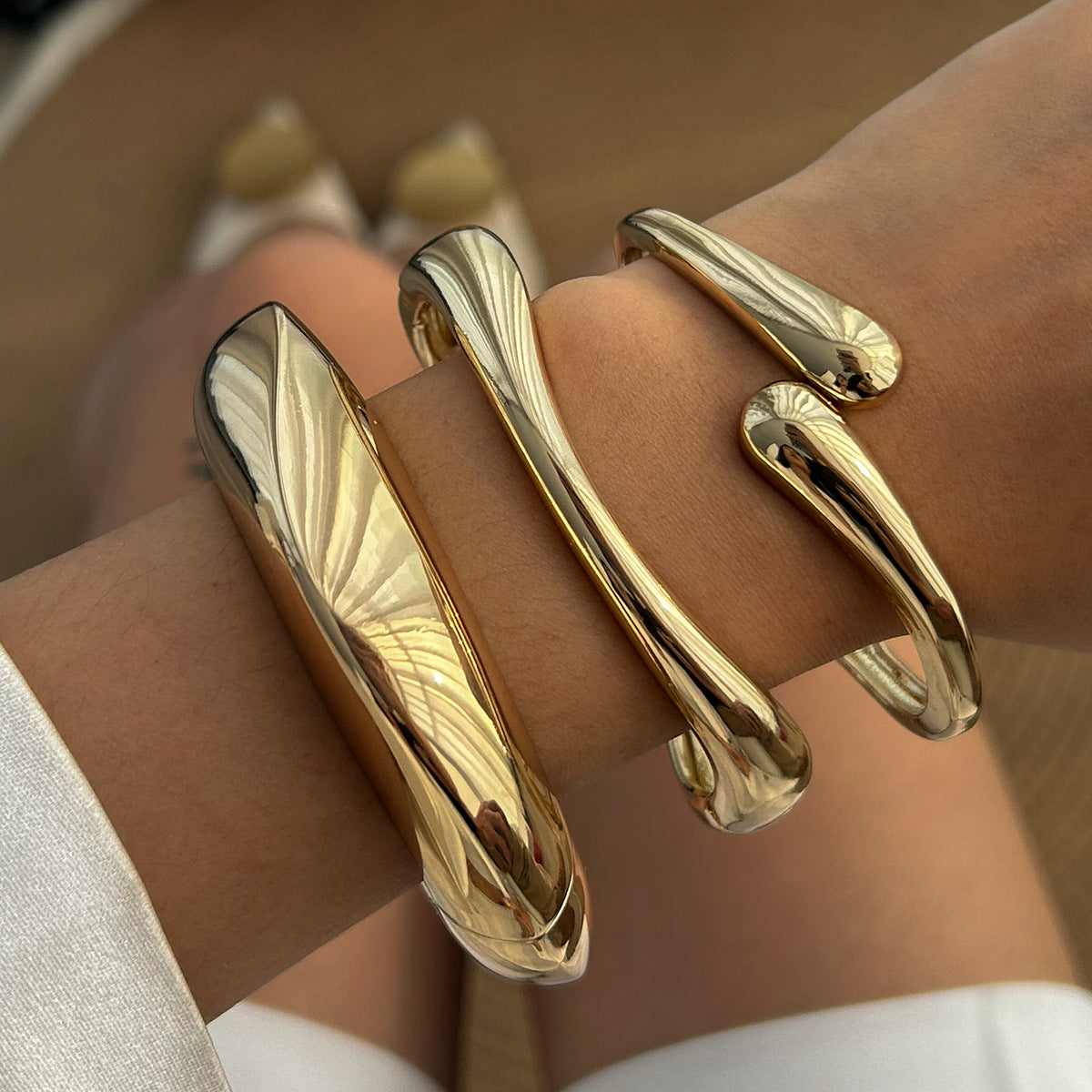 Pulsera de diseño geométrico minimalista abierta para mujer, hecha de aleación con acabado chapado