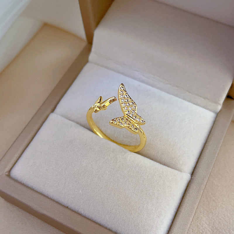 Anillo minimalista de latón chapado en oro con forma de mariposa para mujer