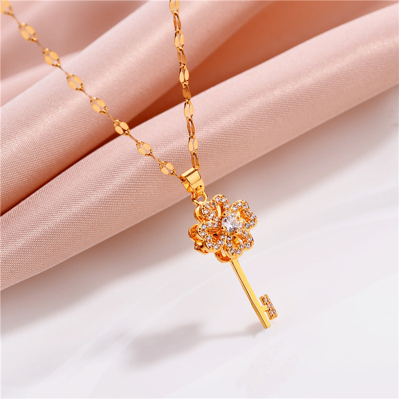 Collana pendente con chiave girevole da donna in acciaio al titanio con zirconi micropavé su catena ondulata