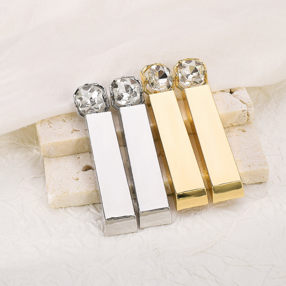 Orecchini geometrici rettangolari "Sweet and Edgy" con strass da donna in lega con intarsio
