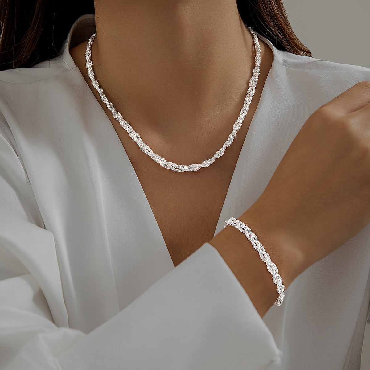 Collana a più strati geometrica minimalista da donna con base in rame e finitura galvanizzata