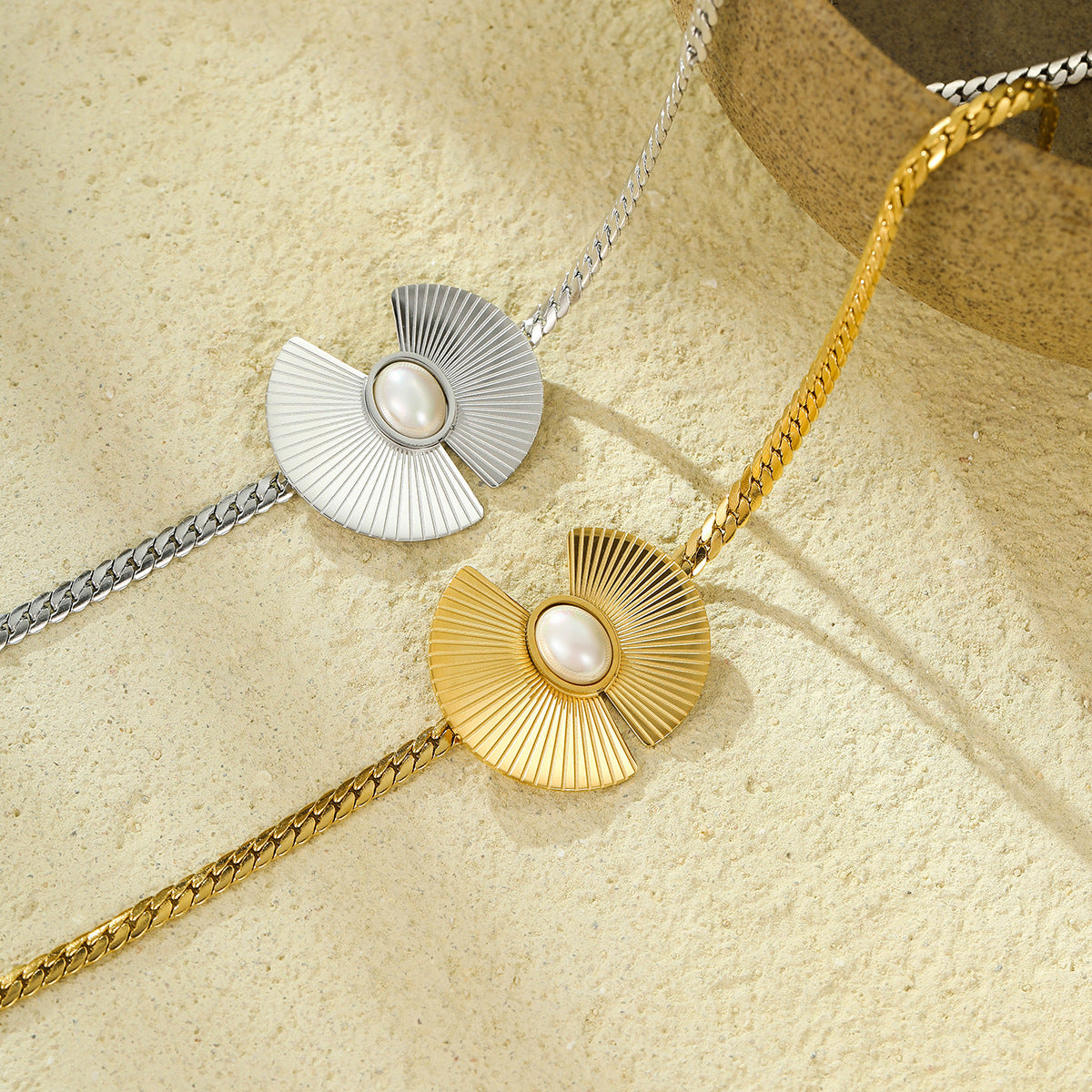 Collar con Colgante Asimétrico de Acero Inoxidable con Forma de Abanico y Detalles de Perlas para Mujer, Cadena Minimalista Galvanizada a la Clavícula