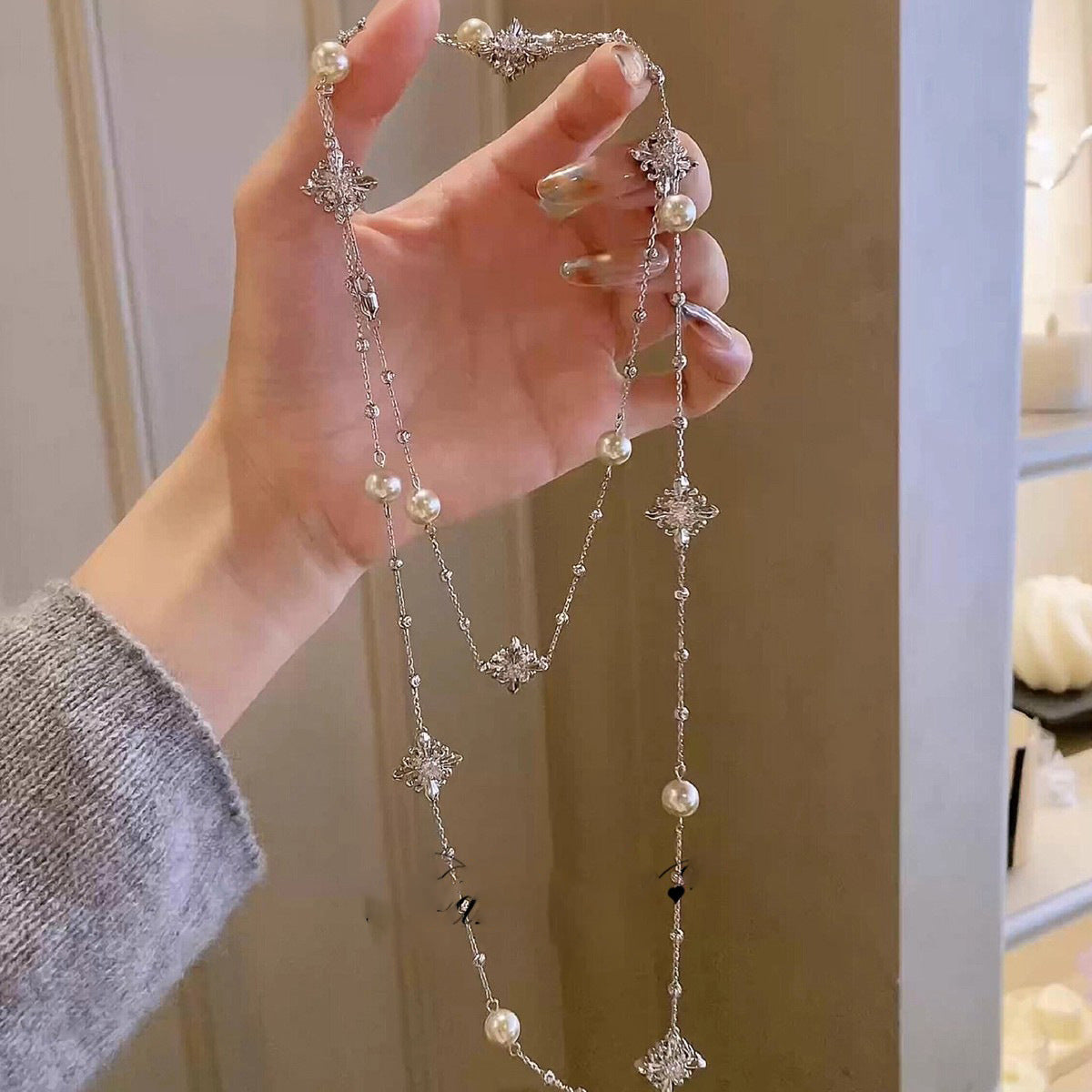 Collar de perlas con forma de flor y diamantes incrustados de diamantes de imitación elegantes vintage para mujer, cadena ligera para suéter con sensación de lujo prémium
