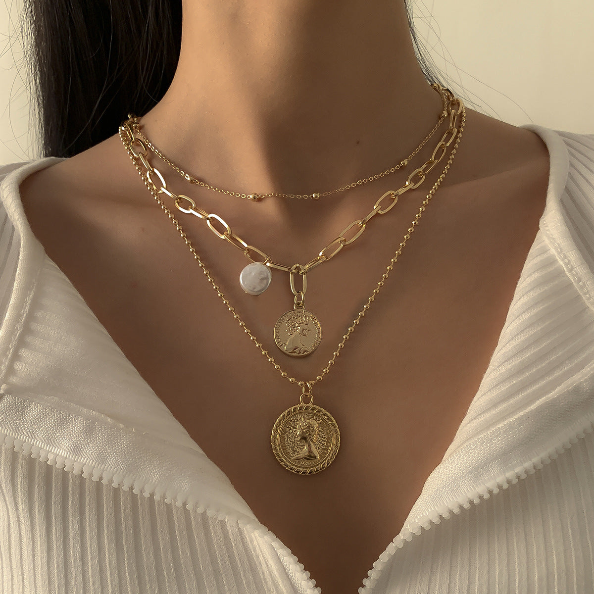 Collar Pendiente Vintage de Aleación Creativa para Mujer con Forma Geométrica, Acabado Galvanizado, Cadena de Cuentas Multicapa y Acento de Borla