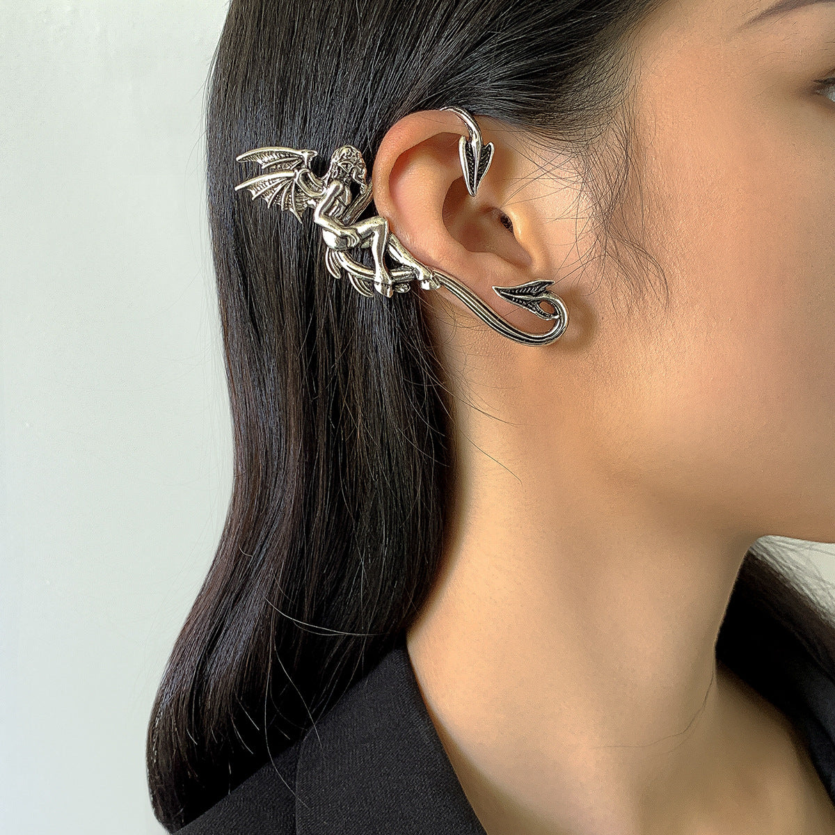 Pendientes de tuerca de alas de ángel y demonio estilo vintage en aleación con acabado chapado para mujer