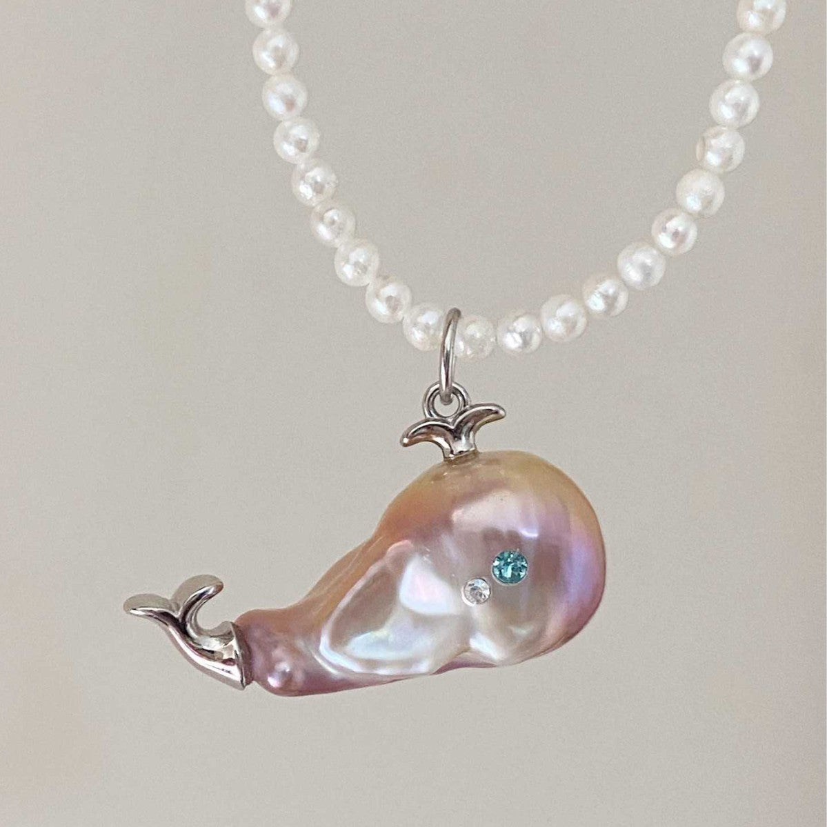Collana Vintage Pesce Pagliaccio con Accenti di Perle Naturali e Ciondolo in Acciaio al Titanio su Catena in Rame Elettroplaccato