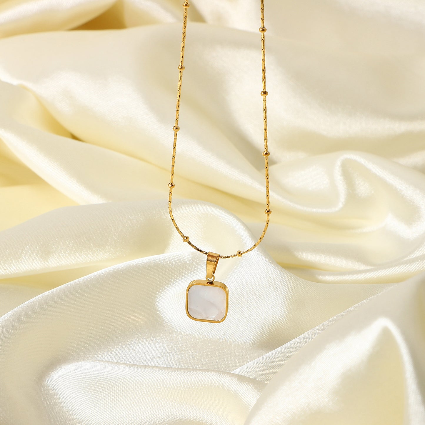Collar Minimalista de Concha Dulce y Fresca para Mujer en Acero Inoxidable con Diseño Geométrico y Acabado Chapado en Oro