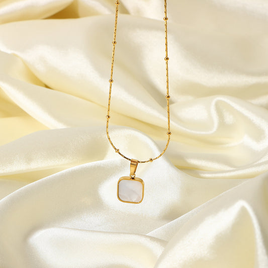 Collana Pendente Minimalista Sweet-Cool a Conchiglia da Donna in Acciaio Inossidabile con Design Geometrico e Finitura Placcata Oro