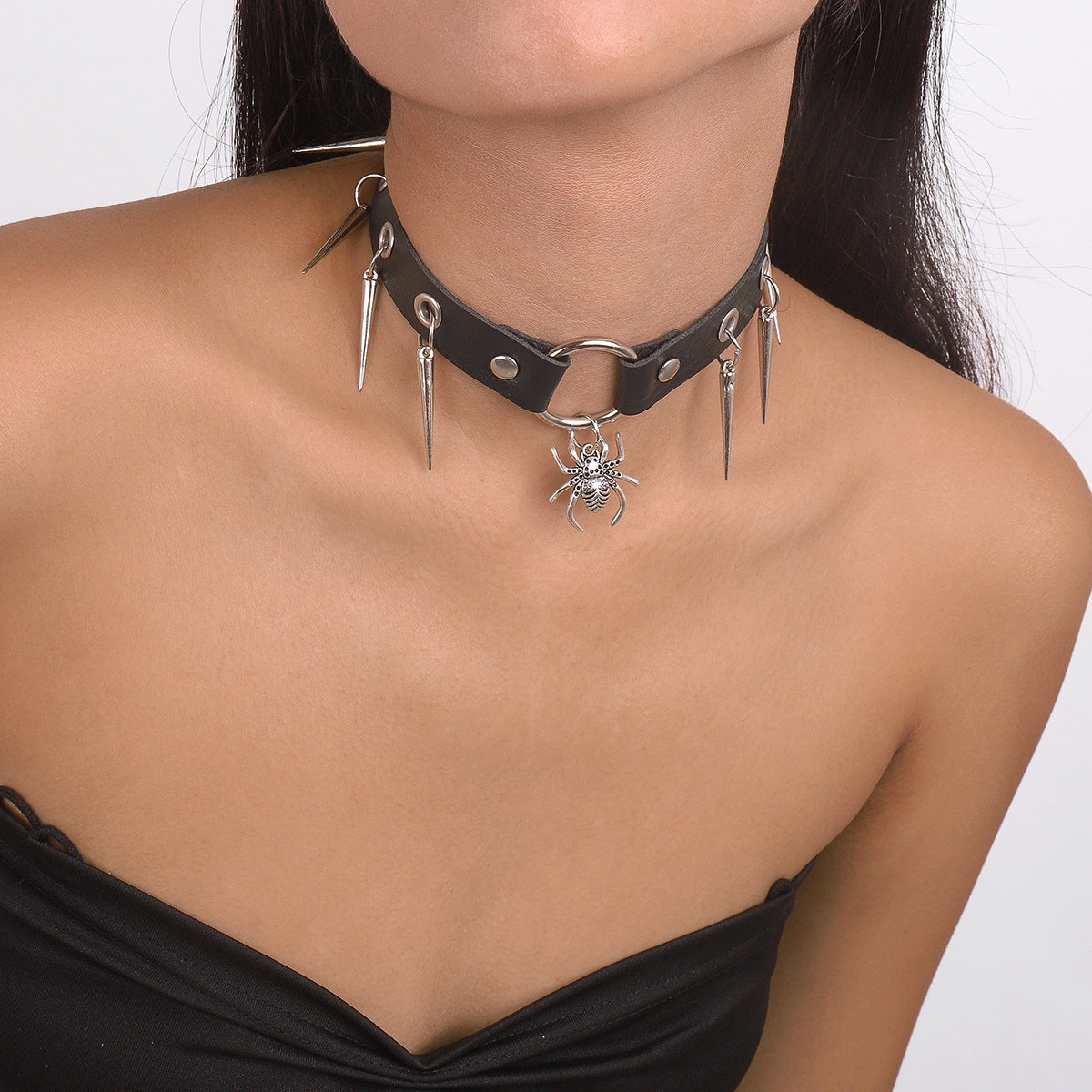 Gargantilla gótica punk rock para mujer con banda de cuero con forma geométrica y remaches metálicos