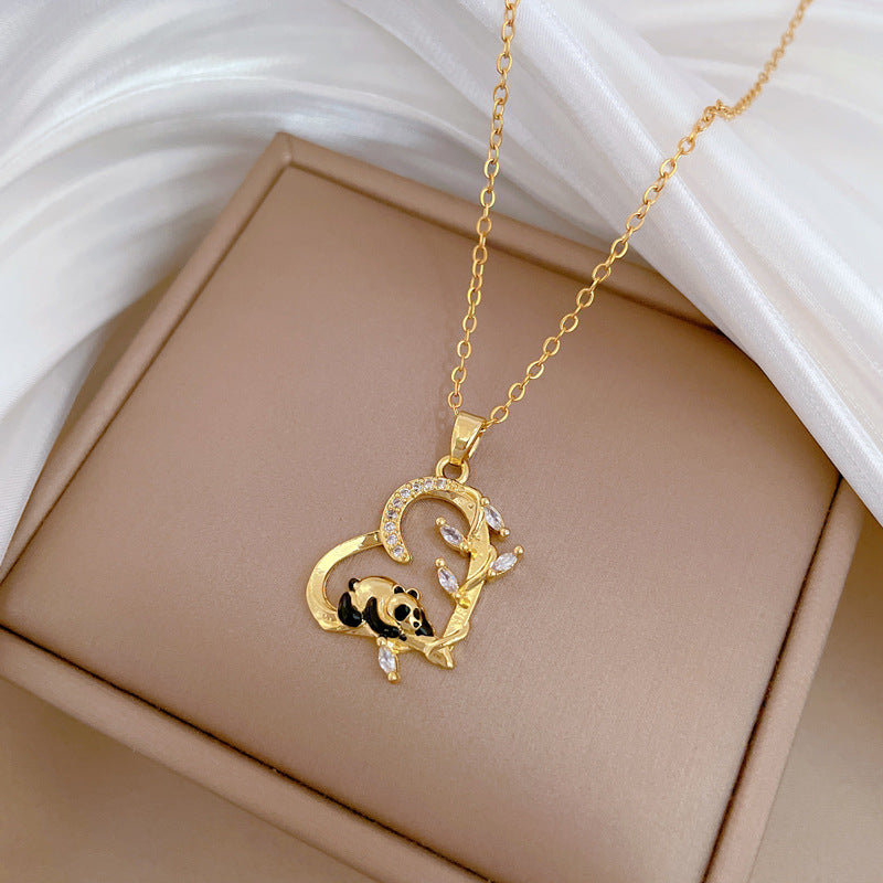 Collana Pendente Minimalista Panda in Bambù per Donna e Uomo in Acciaio al Titanio con Finitura Smaltata e Dettagli in Strass su Catena a Serpente