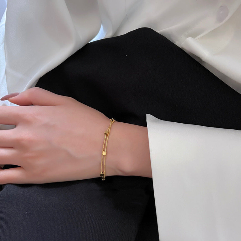 Bracciale minimalist in acciaio al titanio, a catena di serpente a doppio strato, con motivi quadrati e a foglia, placcato per una finitura resistente allo sbiadimento, in stile francese.