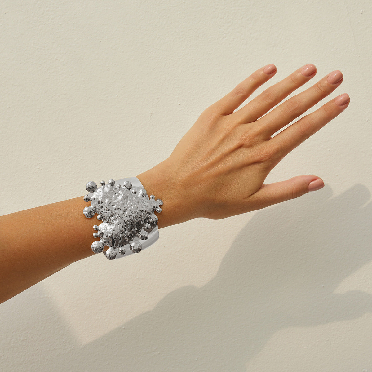 Bracciale da donna in metallo a forma di cuore con texture martellata oversize e polsino aperto