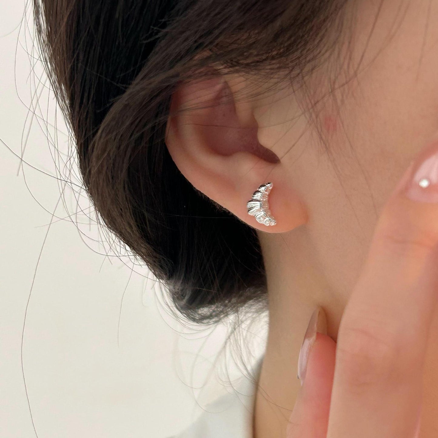 Sweet Minimalist Horn-Shaped 925 Sterling Silver Stud Earrings with Plated Finish