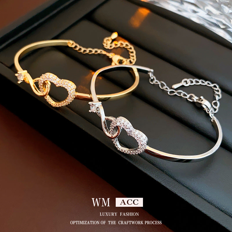 Pulsera minimalista elegante de latón chapado con circonita cúbica y corazón geométrico para mujer