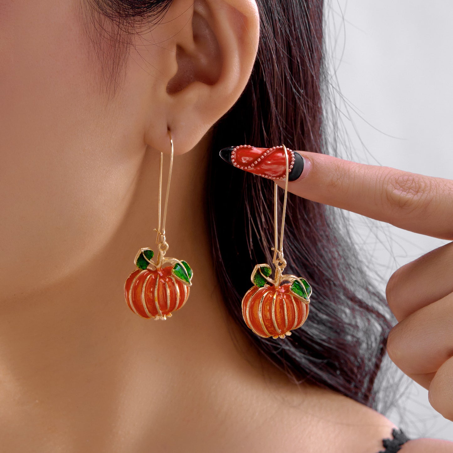 Orecchini di Halloween "Sweet-Edgy" da donna con teschio e ossa di scheletro in lega con finitura placcata