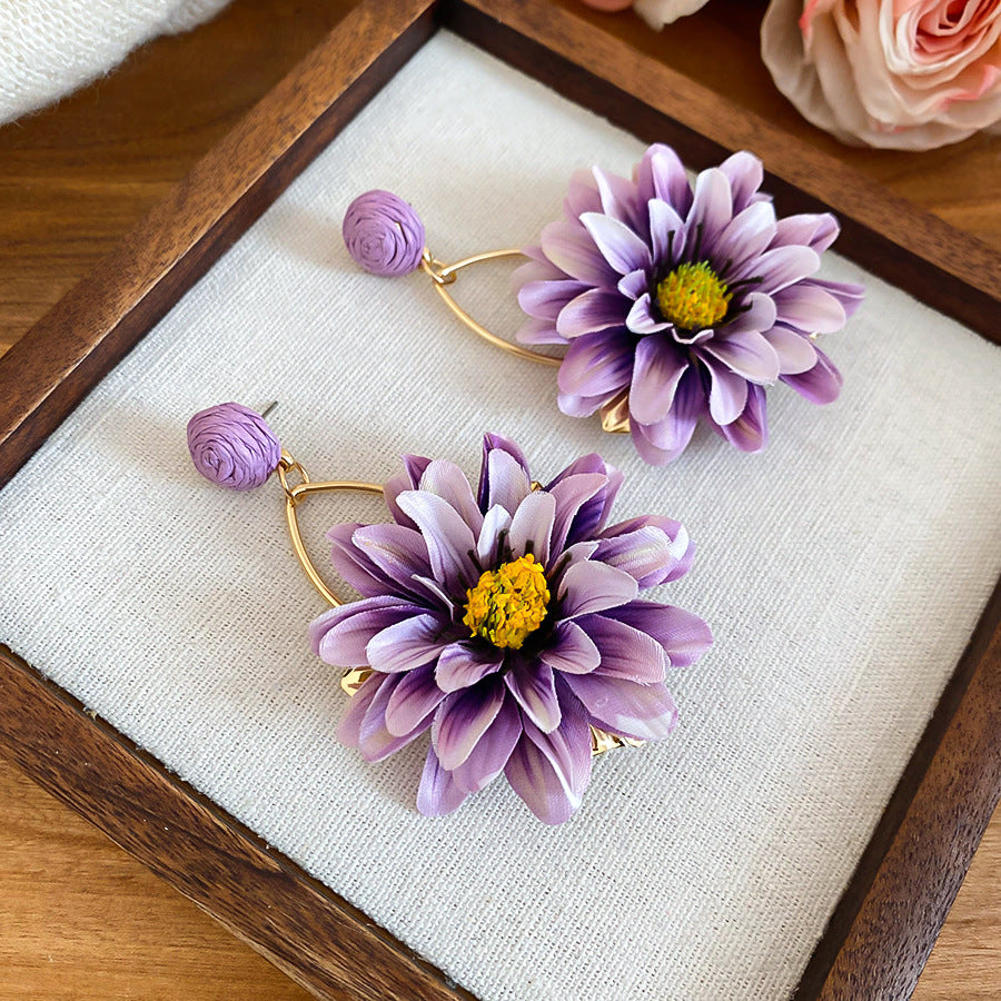 Pendientes de botón florales de tela hechos a mano para mujer con postes de acero, joyería elegante y minimalista