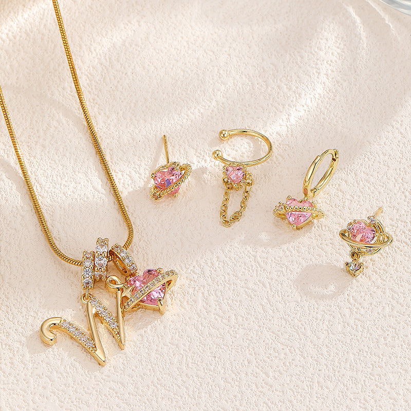 Collana con ciondolo a lettera minimalista in rame con intarsio di zirconi dal design geometrico per donna