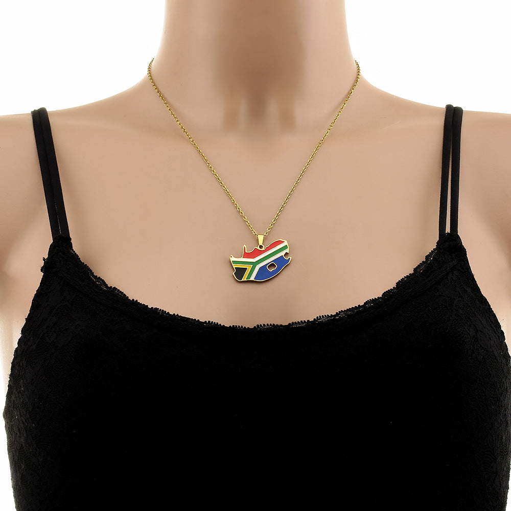 Collana Pendente Mappa del Sudafrica Stile Etnico Geometrico in Acciaio Inox con Finitura Smaltata Unisex