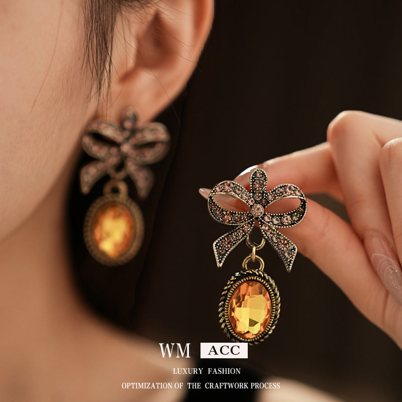 Vintage Bow-Shaped Alloy Stud Earrings with Rhinestone Inlay for Women, Geometric and Elegant Court-Inspired Design