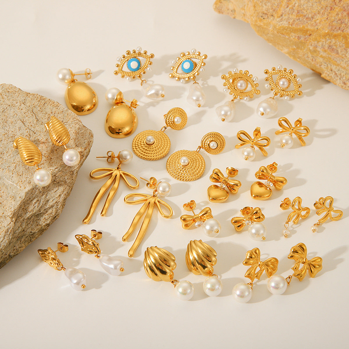 Pendientes minimalistas de acero inoxidable con forma de corazón y lazo, con acentos de perlas y chapados en oro de 18 quilates para mujer