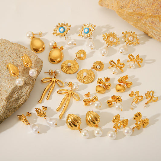 Orecchini da donna minimalisti in acciaio inossidabile a forma di cuore e fiocco con accenti di perle placcati in oro 18 carati