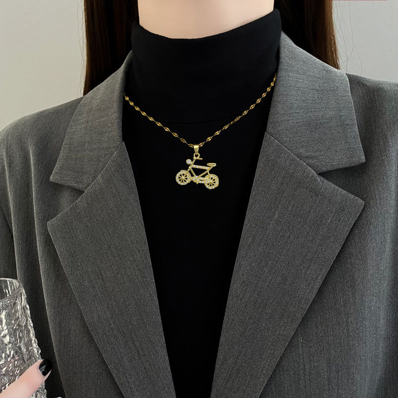 Collana con Ciondolo a Luna Geometrico in Acciaio al Titanio di Lusso per Donna e Uomo con Intarsio di Strass e Delicata Catena alla Clavicole