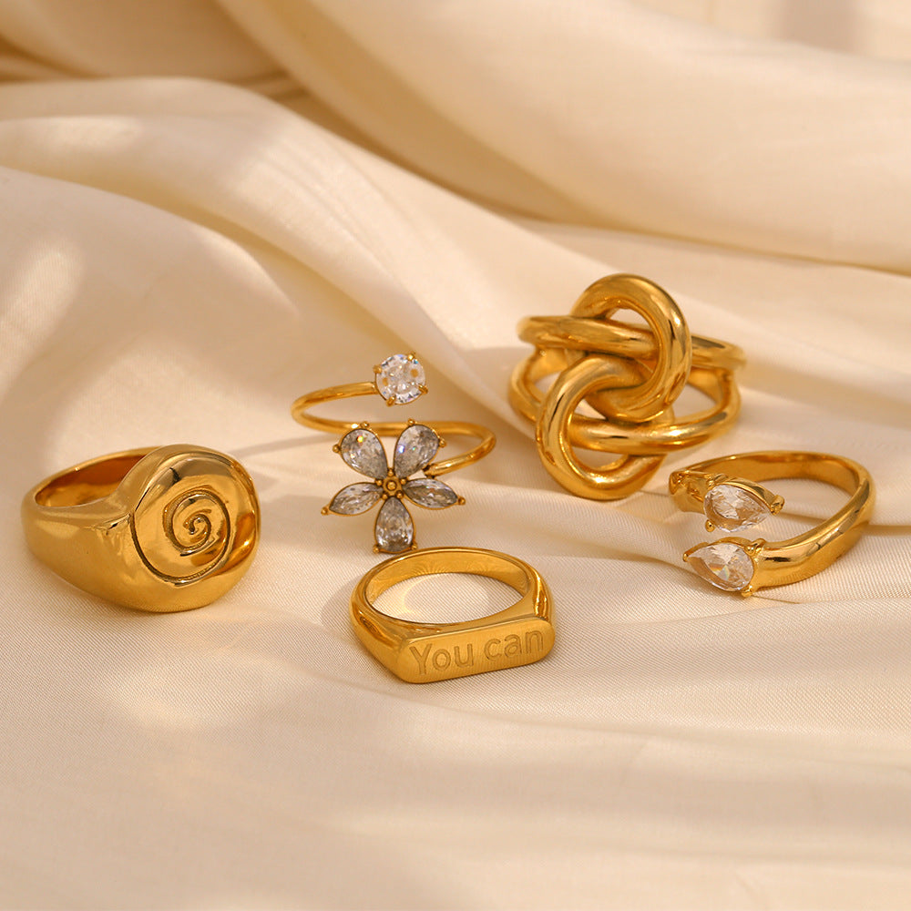 Anillo Minimalista Geométrico de Acero Inoxidable con Flores y Diamantes Blancos y Chapado en Oro de 18K para Mujer