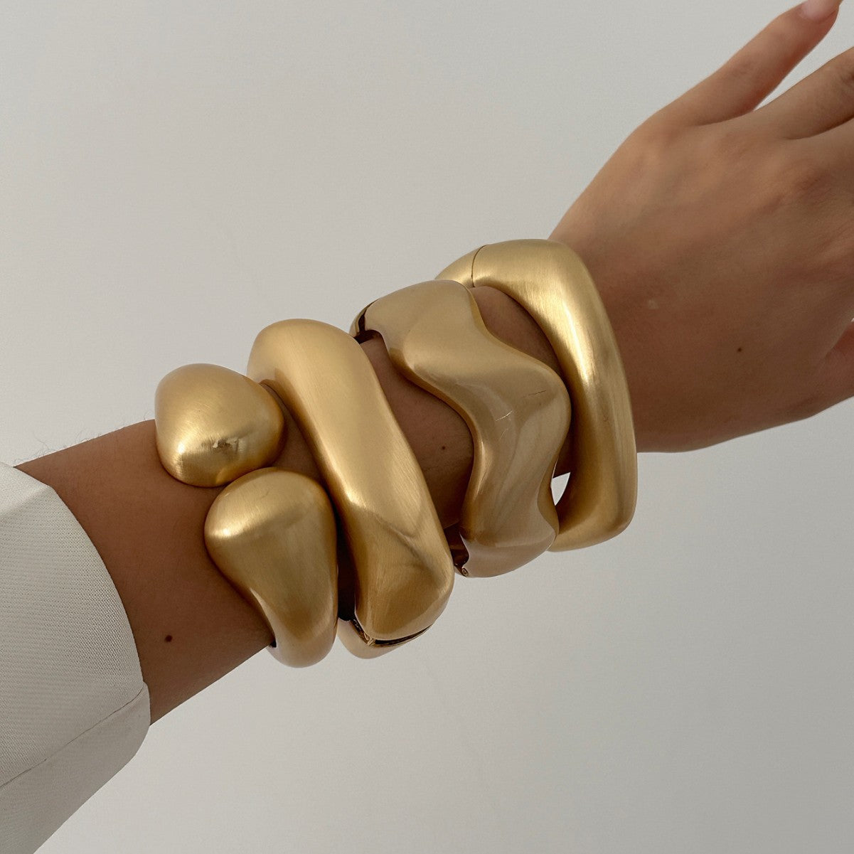 Bracciale rigido minimalista geometrico in lega spazzolata opaca