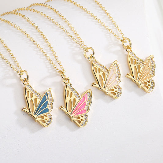 Collana Pendente Farfalla Minimalista da Donna con Base in Rame Placcata in Oro 18K e Finitura Smaltata con Accenti di Zirconi Cubici