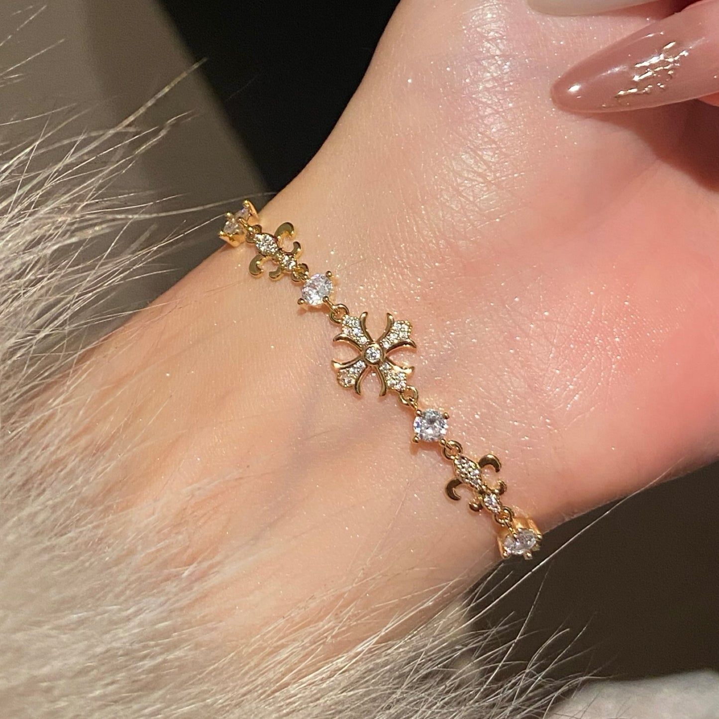 Bracciale a croce elegante a forma di Iris con zirconi intarsiati in rame, regolabile, da donna, lusso minimalista, floreale