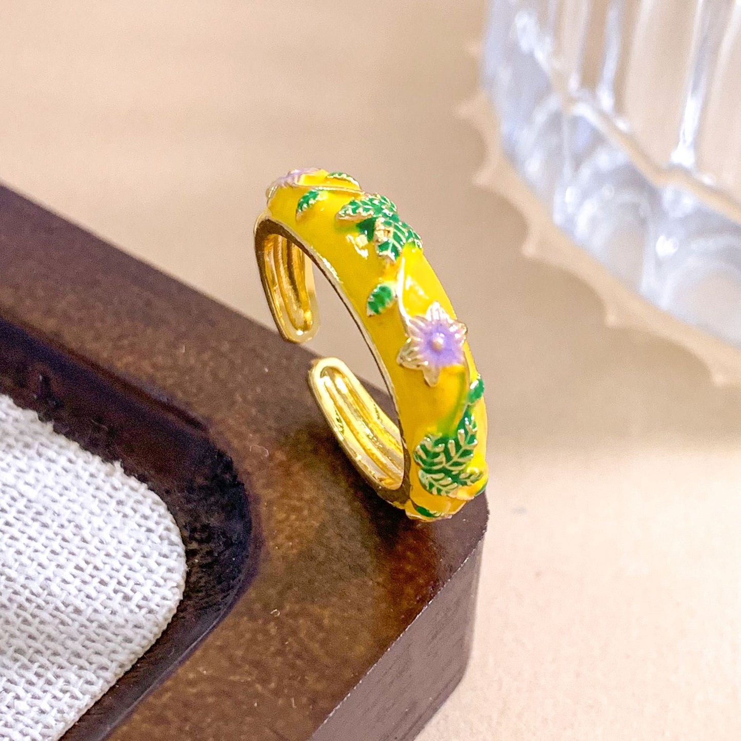 Anello da donna in ottone placcato oro con smalto a fantasia floreale