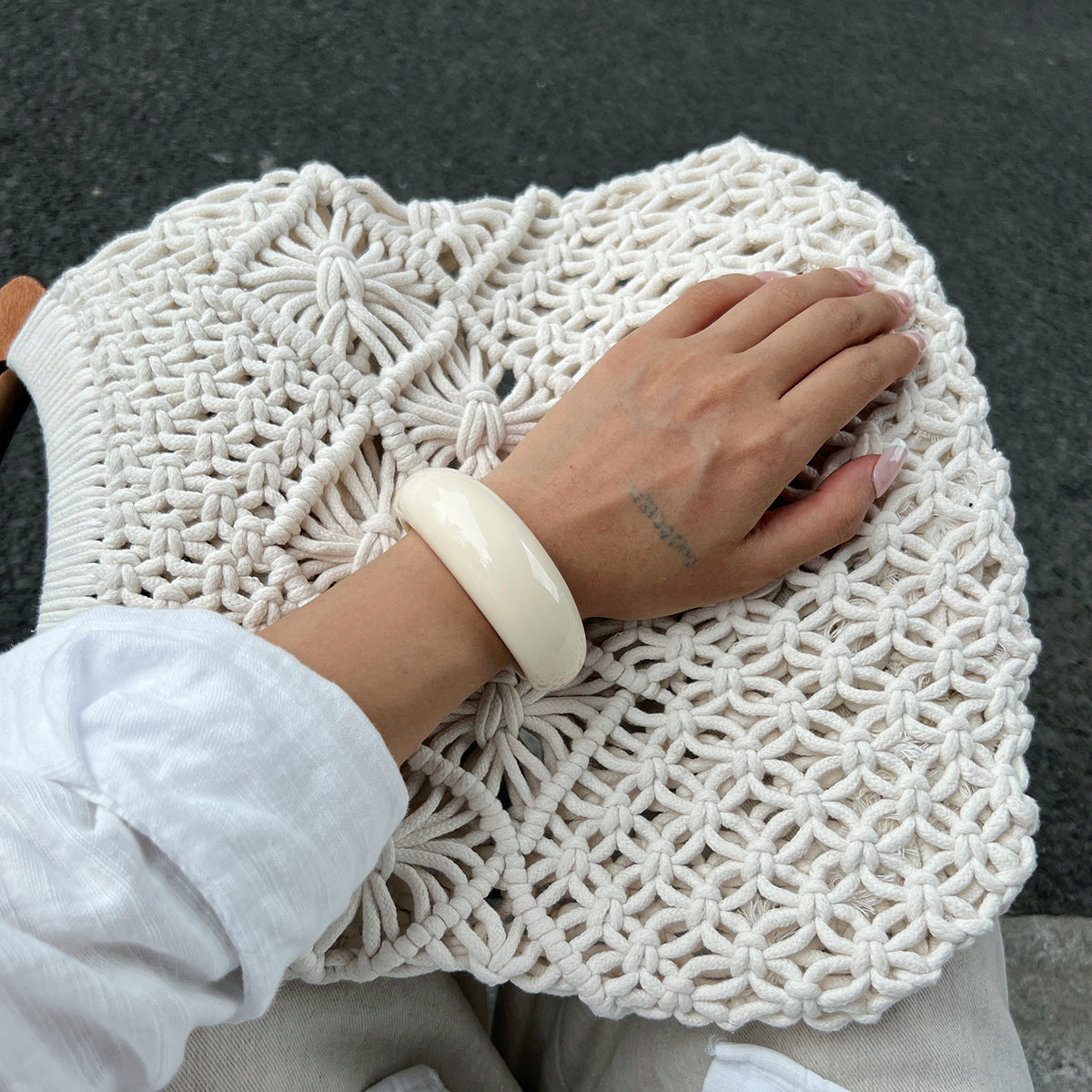 Bracciale a cerchio da donna, aperto, ampio, geometrico minimalista a forma di C con finitura in resina lucida