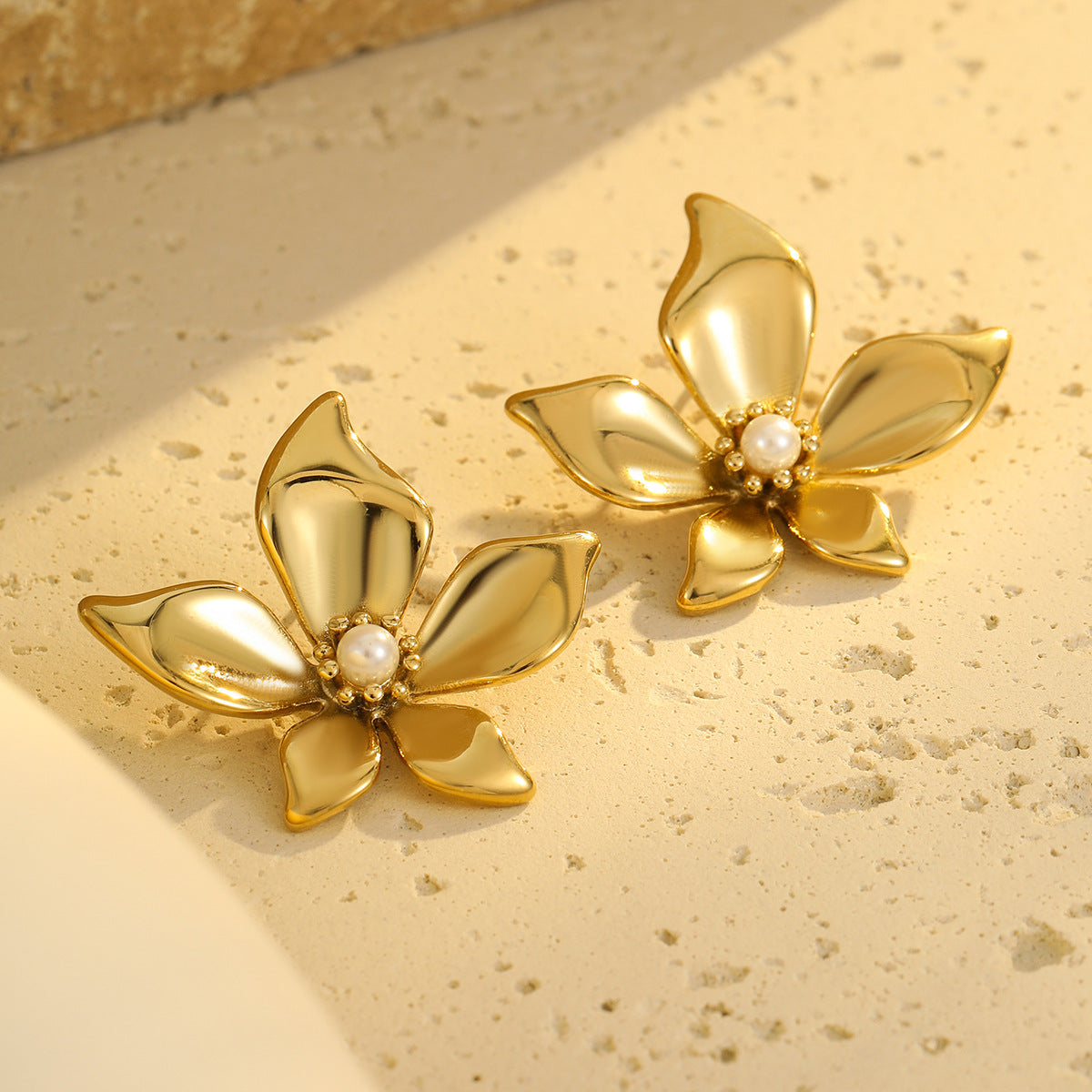 Pendientes de acero inoxidable con forma floral, baño de oro de 18 quilates y detalles de perlas para mujer