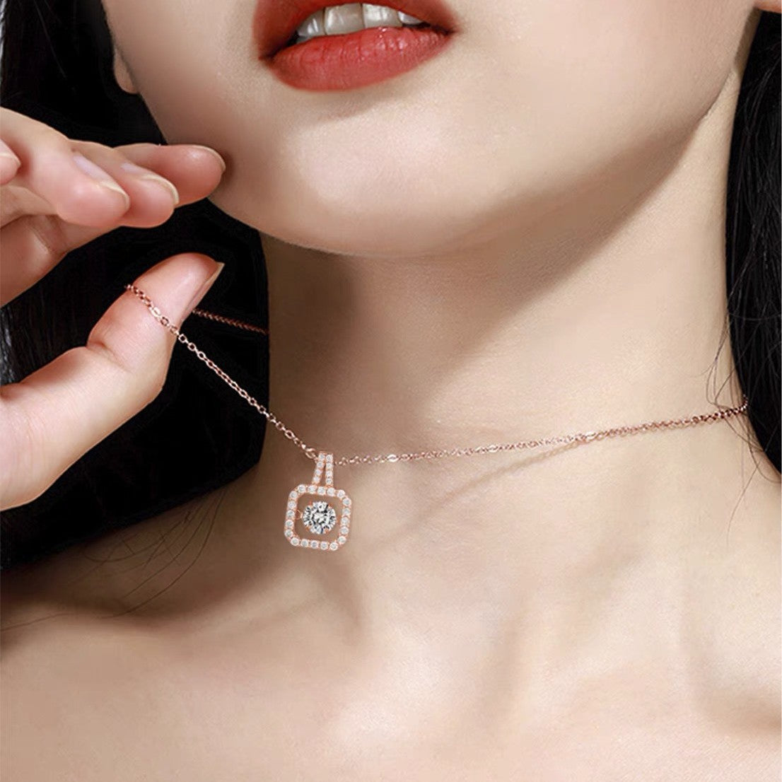 Collana con Pendente Geometrico Minimalista in Acciaio al Titanio Placcato Oro e Catena a O per Donna