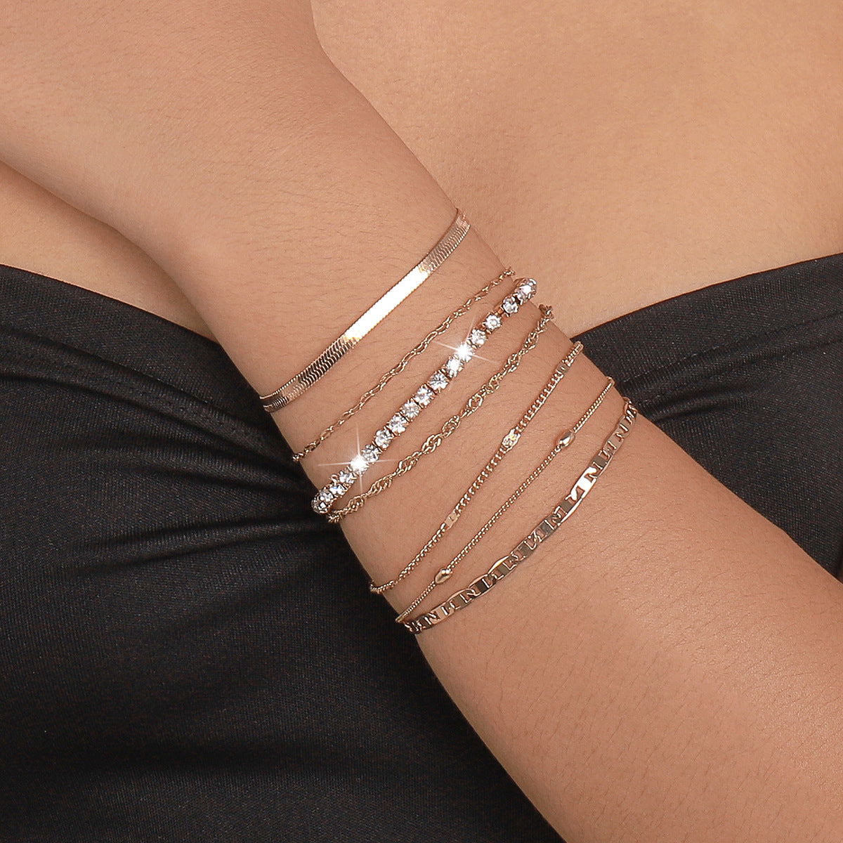 Bracciale da donna a serpente minimalista geometrico in metallo con strass