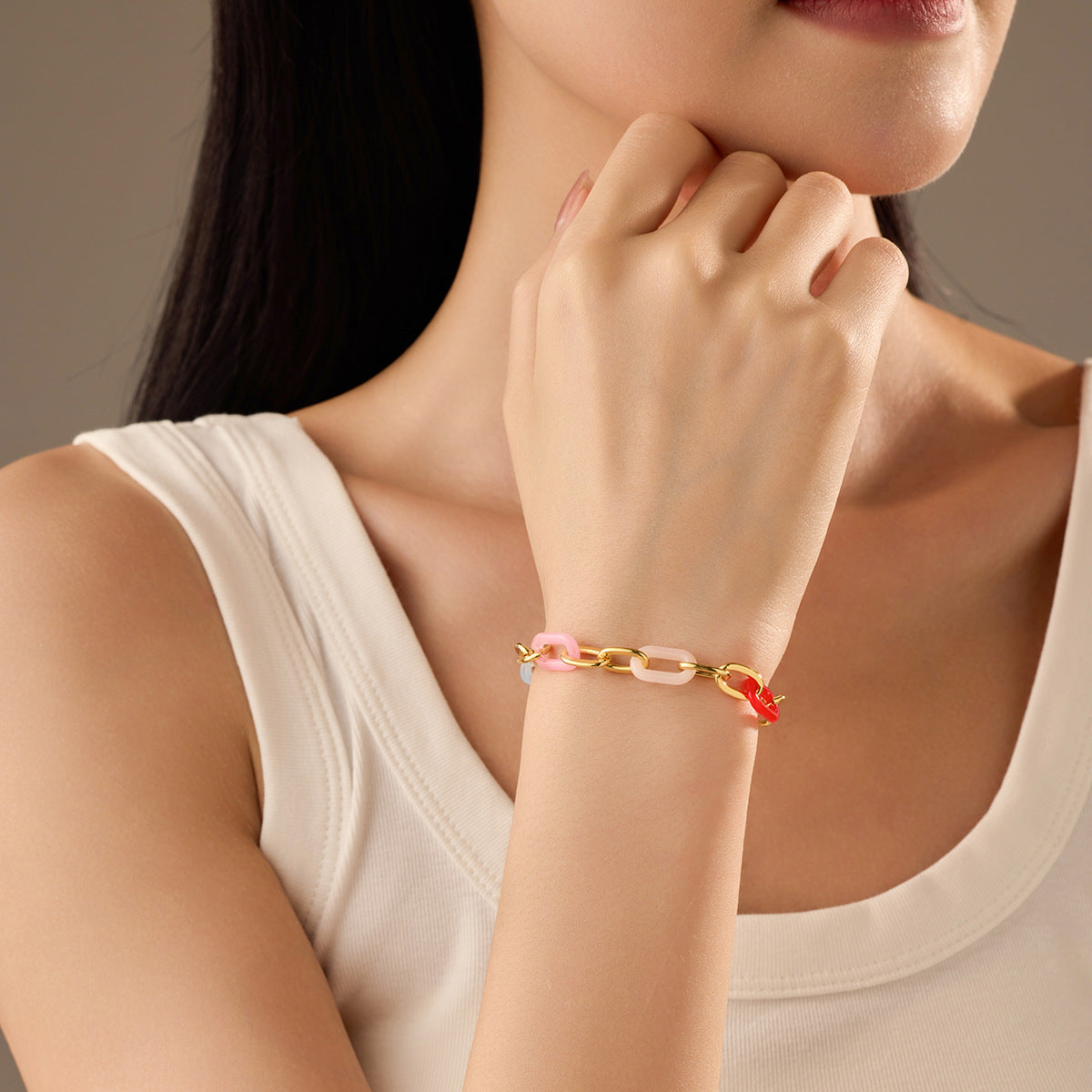 Pulsera minimalista de eslabones gruesos de acero inoxidable para mujer con acabado chapado