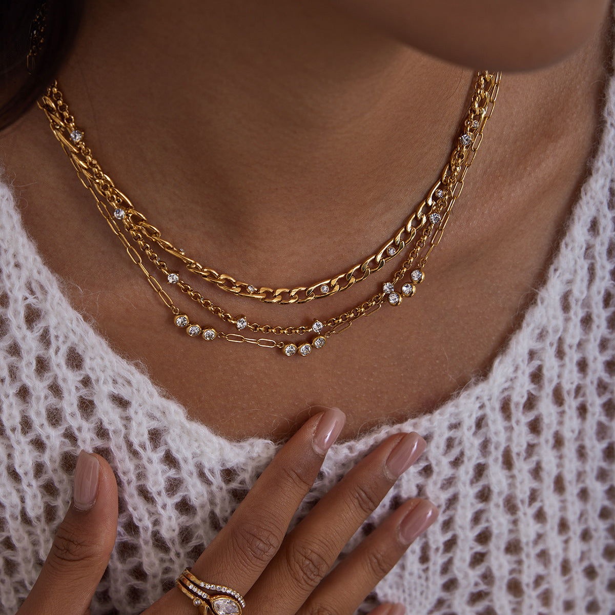 Collana con pendente geometrico minimalista in acciaio al titanio con intarsio di strass, catena a clavicola in acciaio inossidabile placcato da donna