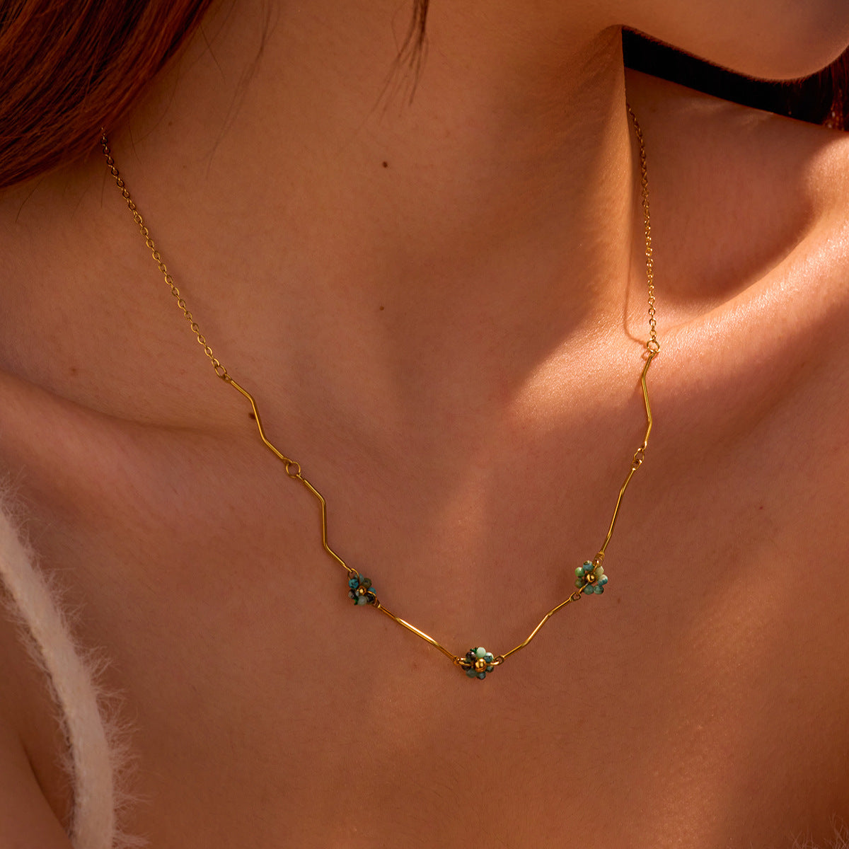 Collana con Ciondolo a Fiore Minimalista in Acciaio Inossidabile Stile Francese con Finitura Galvanizzata per Donne