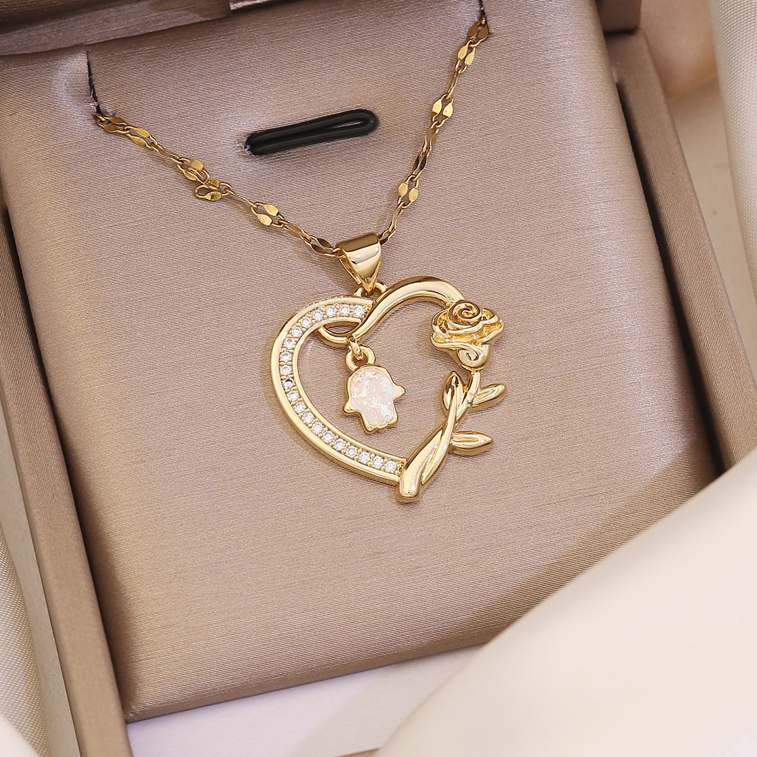 Fashionable Heart-Shaped Copper Pendant Necklace with 18K Gold Plating for Women