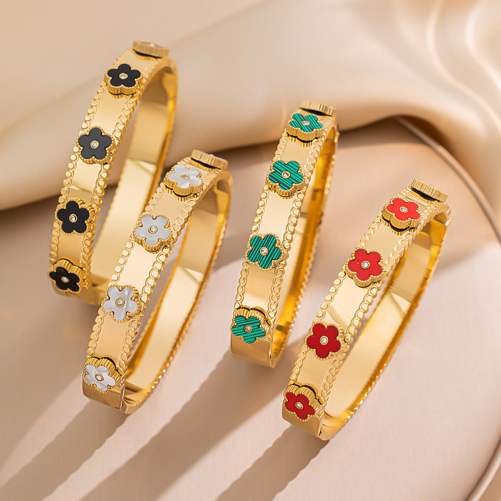 Bracciale da donna elegante a forma di trifoglio in acciaio al titanio con madreperla, intarsio di strass e placcatura in oro 18 carati