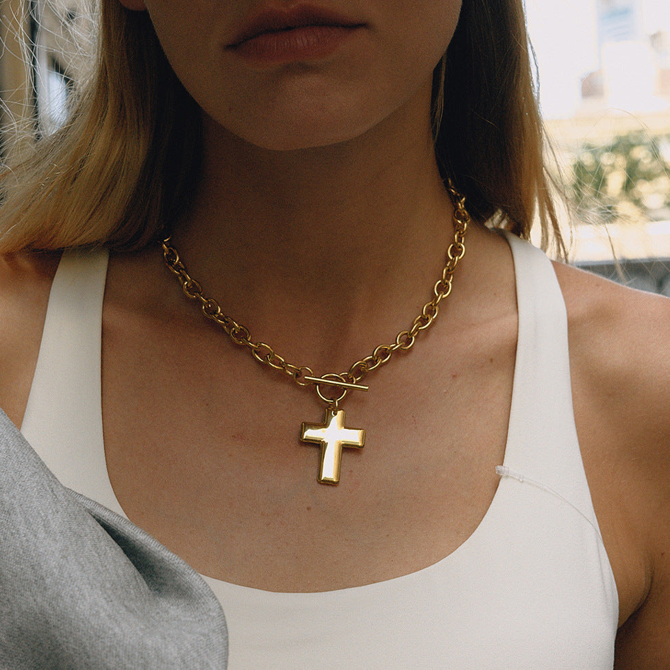 Collar con Colgante de Cruz Minimalista en Acero de Titanio con Acabado Chapado para Mujer, Cadena de Serpiente con Broche de Cierre Ajustable
