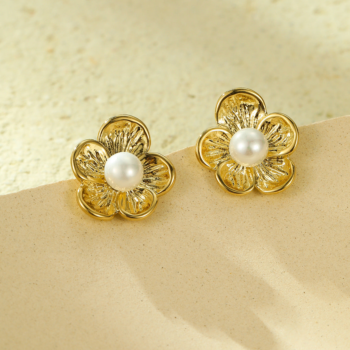 Eleganti orecchini in acciaio al titanio a forma di fiore con intarsio di perle da donna, accessorio di moda elettroplaccato