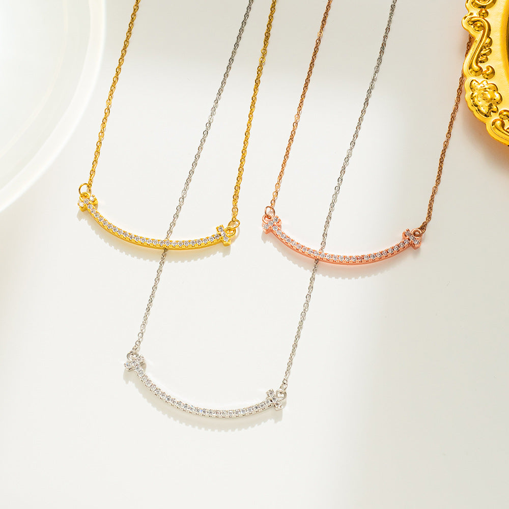 Collana con ciondolo a faccina sorridente da donna in acciaio al titanio con intarsio di strass su catena a maglie, collana a medaglione con design ad arco geometrico