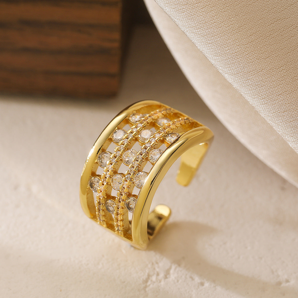 Anello Aperto Geometrico Minimalista da Donna in Rame con Placcatura in Oro Vero e Intarsi di Zirconi